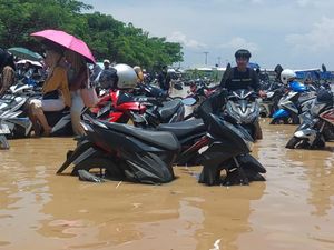 Jabar Hari Ini: Nyawa Nana Melayang Kala Banjir Rendam Cirebon