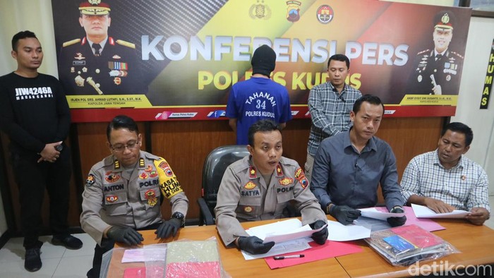 Rilis kasus tipu-tipu biro umrah di Mapolresta Kudus, Rabu (6/3/2024). Total kerugian jemaah gagal umrah mencapai Rp 4,9 miliar.