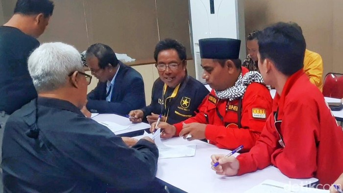Saksi PDI Perjuangan saat mengikuti pleno rekapitulasi hasil penghitungan suara di kantor KPU Karawang