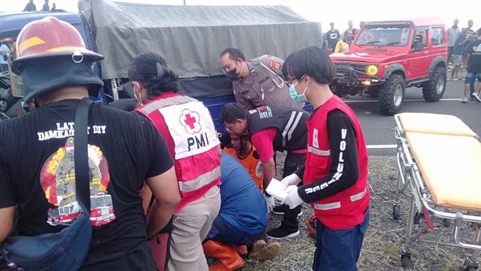 Satu unit mobil pikap yang menabrak tiang lampu di jalur jalan lintas selatan (JJLS), Kretek, Bantul.