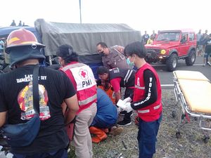 Pikap Tabrak Tiang Lampu di JJLS Bantul, 3 Orang Luka-luka