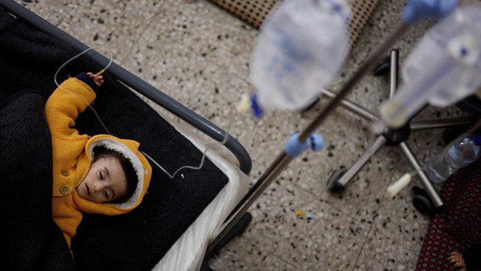 Palestinian boy Ahmed Qannan, who is suffering from malnutrition, receives treatment at a healthcare center, amid widespread hunger, as the conflict between Israel and Hamas continues, in Rafah, in the southern Gaza Strip March 4, 2024. REUTERS/Mohammed Salem