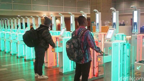 Sejumlah penumpang mulai memindai paspor elektronik pada autogate saat pemeriksaan Imigrasi di terminal kedatangan Bandara Ngurah Rai, Bali, Rabu (6/3/2024). (Agus Eka/detikBali)