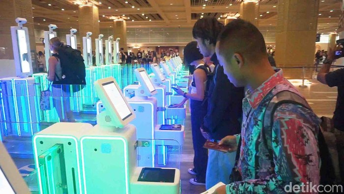 Sejumlah penumpang mulai memindai paspor elektronik pada autogate saat pemeriksaan Imigrasi di terminal kedatangan Bandara Ngurah Rai, Bali, Rabu (6/3/2024). (Agus Eka/detikBali)