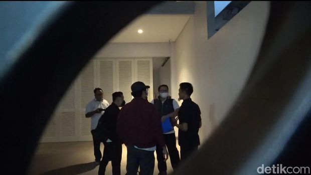 Sejumlah petugas KPK menggeledah rumah Hanan Supangkat.
