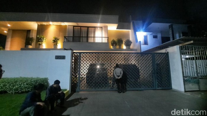Sejumlah petugas KPK menggeledah rumah Hanan Supangkat.