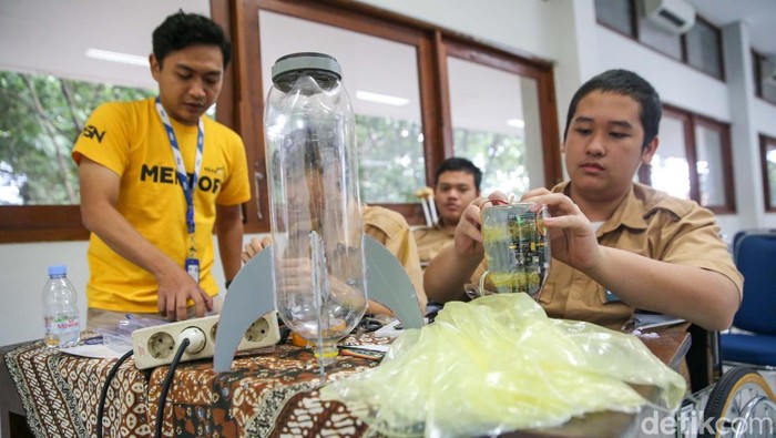 Inisiator Kelas Belajar Satelit yang juga Pengurus Ikatan Alumni SMA Pangudi Luhur Khrisnaresa Adytia (kiri) dan Satellite System Engineer Manager PSN Wiwi Liguna (kedua kiri) berbincang dengan siswa saat acara pelatihan pengembangan satelit sederhana di Jakarta, Rabu (6/3/2024).