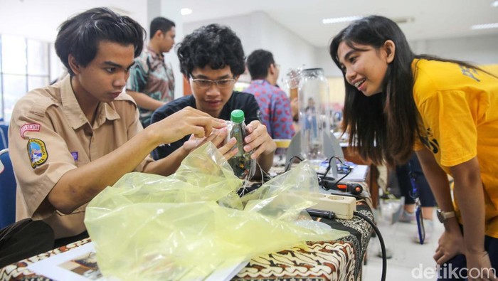 Inisiator Kelas Belajar Satelit yang juga Pengurus Ikatan Alumni SMA Pangudi Luhur Khrisnaresa Adytia (kiri) dan Satellite System Engineer Manager PSN Wiwi Liguna (kedua kiri) berbincang dengan siswa saat acara pelatihan pengembangan satelit sederhana di Jakarta, Rabu (6/3/2024).