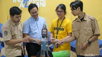 Inisiator Kelas Belajar Satelit yang juga Pengurus Ikatan Alumni SMA Pangudi Luhur Khrisnaresa Adytia (kiri) dan Satellite System Engineer Manager PSN Wiwi Liguna (kedua kiri) berbincang dengan siswa saat acara pelatihan pengembangan satelit sederhana di Jakarta, Rabu (6/3/2024). 