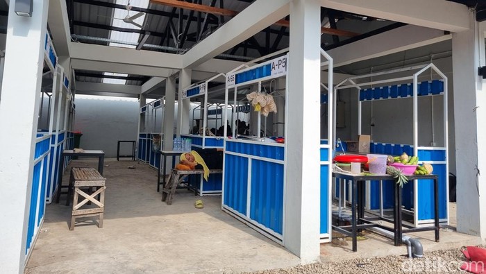 Sentra Kuliner Serambi Ampel eks rumah potong babi yang masih sepi pedagang.