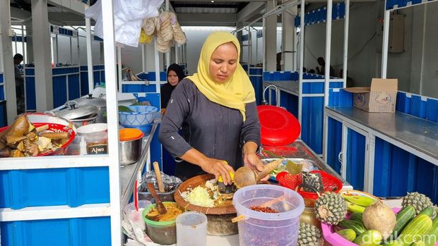 Sentra Kuliner Serambi Ampel eks rumah potong babi yang masih sepi pedagang.