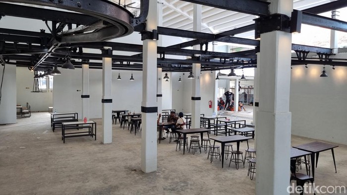 Sentra Kuliner Serambi Ampel eks rumah potong babi yang masih sepi pedagang.