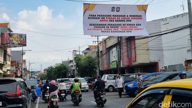 Sentra Kuliner Serambi Ampel eks rumah potong babi yang masih sepi pedagang.
