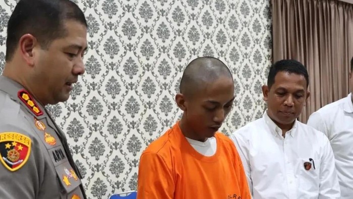 Seorang pemuda ditangkap polisi usai meretas sistem pembayaran isi ulang (top up) kartu multitrip KRL. Pelaku meraup hingga Rp 12 juta. (dok Polres Depok)