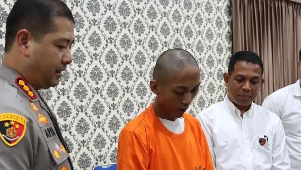 Seorang pemuda ditangkap polisi usai meretas sistem pembayaran isi ulang (top up) kartu multitrip KRL. Pelaku meraup hingga Rp 12 juta. (dok Polres Depok)
