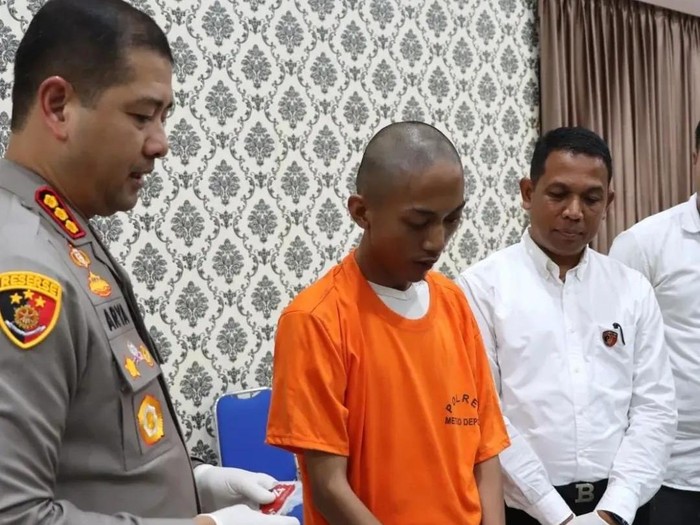 Seorang pemuda ditangkap polisi usai meretas sistem pembayaran isi ulang (top up) kartu multitrip KRL. Pelaku meraup hingga Rp 12 juta. (dok Polres Depok)
