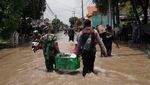 Potret Respon Cepat TNI-Polri Bantu Korban Banjir di Kota Mojokerto