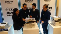 Printer ini juga dapat terhubung dengan kabel jaringan LAN maupun Wireless, dan dilengkapi dengan fitur duplex printing untuk mencetak bolak-balik secara otomatis.