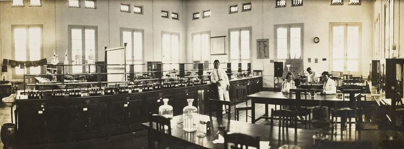 Suasana salah satu ruang kelas di School tot Opleiding van Inlandsche Artsen atau STOVIA. Foto: Wikimedia Commons