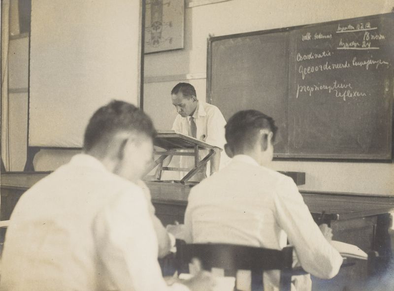 Suasana kelas saat para murid menempuh pendidikan di School tot Opleiding van Inlandsche Artsen atau STOVIA. Foto: Wikimedia Commons