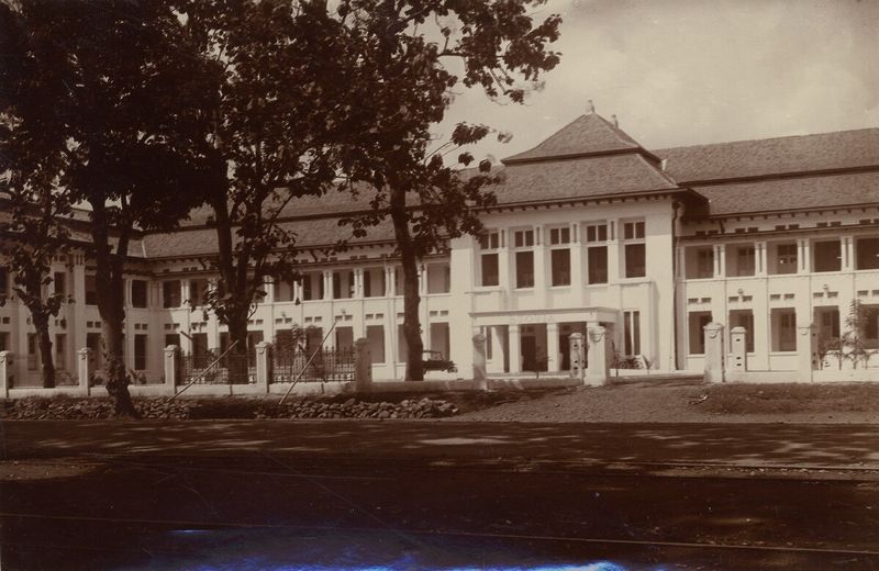 Gedung sekolah STOVIA di zaman Hindia Belanda. Foto: Wikimedia Commons