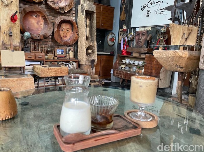 Suasana di kafe berkonsep rumah budaya, Studio Rosid.