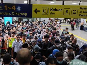 Begini Penuhnya Tangga Peron 11-12 Stasiun Manggarai saat Lift-Eskalator Mati