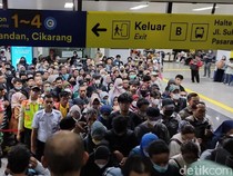POV Turis Asing Menikmati Keramaian Stasiun Manggarai di Jam Sibuk