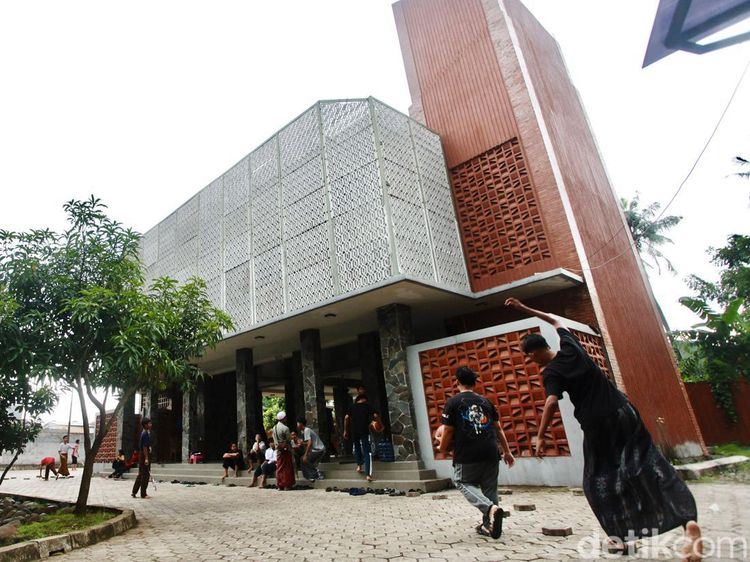 Suasana Ponpes Khoirur Rooziqiin yang Aksesnya Tertutup dari Segala Penjuru