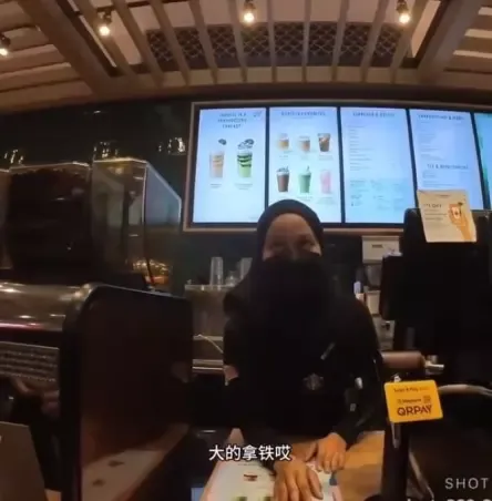 Tak bisa berbahasa Inggris, turis asal Tiongkok ini ngotot memesan kopi di Malaysia