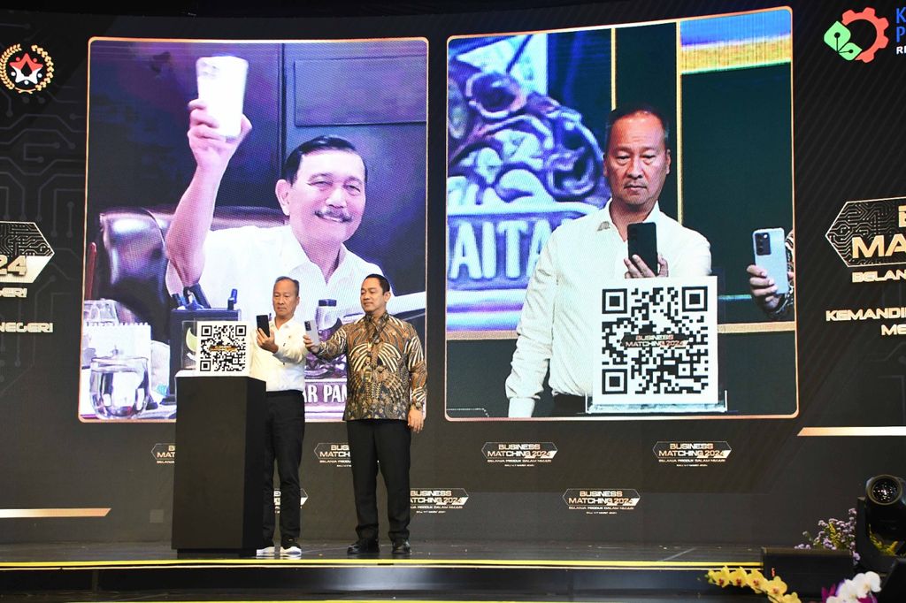 Tampak pada layar Menko Marves Luhut Binsar Pandjaitan dan Menperin Agus Gumiwang Kartasasmita. (Dok. Kemenperin)
