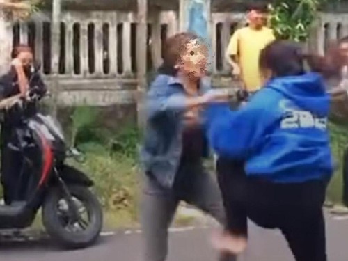 Tangkapan layar video viral duel remaja perempuan di Lombok karena rebutan pacar.