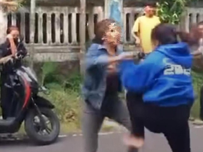 Tangkapan layar video viral duel remaja perempuan di Lombok karena rebutan pacar.