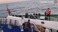Beijing mengklaim kedaulatan atas sebagian besar Laut China Selatan, sebuah klaim yang memotong zona ekonomi eksklusif (ZEE) Vietnam, Filipina, Malaysia, Brunei, dan Indonesia.