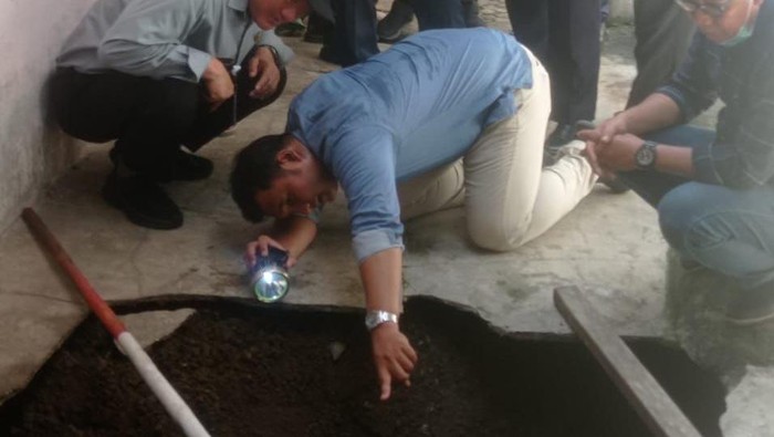 Teras rumah warga di CImanggis Depok amblas
