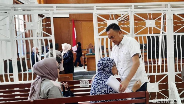 Terdakwa Sabri menyapa saksi Harmawati usai memberikan keterangan dalam sidang lanjutan kasus korupsi pembebasan lahan industri sampah Makassar menjadi energi listrik dengan kerugian negara Rp 45 M di PN Makassar. Audi/detikSulsel