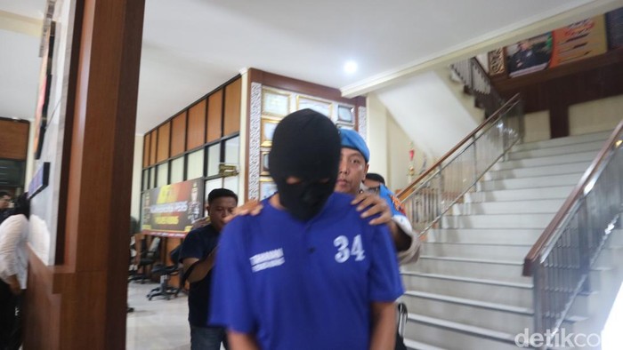 Tersangka kasus jemaah umrah, Zyuhal Laila Nova dihadirkan saat konferensi pers di Mapolres Kudus, Rabu (6/3/2024).