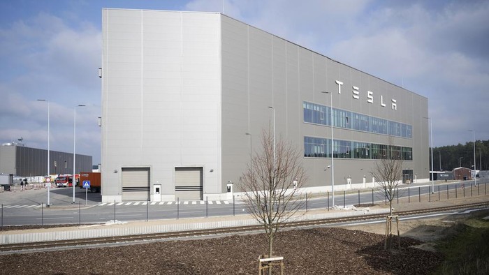 A general view of the Tesla Gigafactory for electric cars in Gruenheide near Berlin, Germany, Tuesday, March 5, 2024. Production at Teslas electric vehicle plant in Germany came to a standstill and workers were evacuated after a power outage that officials suspect was caused by arson. The interior ministry in the state of Brandenburg says unidentified people are suspected of deliberately setting fire to a high-voltage transmission line on a power pylon. (AP Photo/Ebrahim Noroozi)