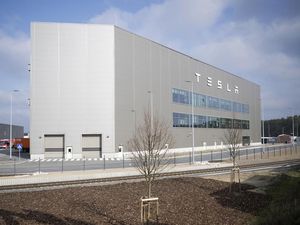 Pabrik Tesla Terbakar Setelah Minggu Lalu PHK Ratusan Pegawai