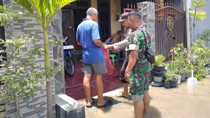 TNI Bantu Korban Banjir Kota Mojokerto