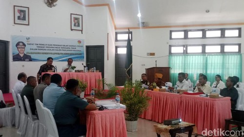 TP2D tingkat Provinsi NTT rapat terkait usulan pahlawan nasional di Aula Dinas Sosial Provinsi NTT. (Simon Selly/detikBali)