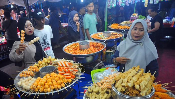 Tradisi Dandangan sambut Ramadhan di Kudus Warga memilih kerajinan gelang saat mengunjungi pasar malam dalam Tradisi Dandangan di Kudus, Jawa Tengah, Selasa (5/3/2024). Tradisi setahun sekali yang berlangsung hingga Minggu (10/3) tersebut diikuti 680 pedagang dengan menjual berbagai produk Usaha Mikro Kecil dan Menengah (UMKM) dari berbagai daerah untuk menyambut datangnya bulan Ramadhan 1445 Hijriah sekaligus upaya mendukung UMKM naik kelas. ANTARA FOTO/Yusuf Nugroho/nym.