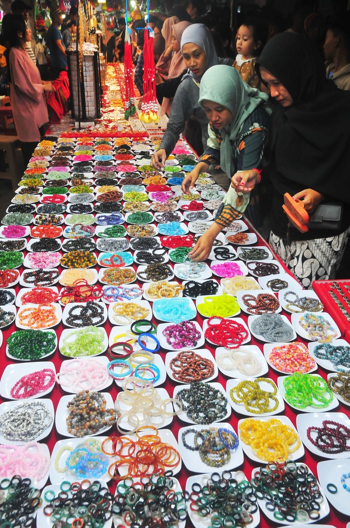 Tradisi Dandangan sambut Ramadhan di Kudus Warga memilih kerajinan gelang saat mengunjungi pasar malam dalam Tradisi Dandangan di Kudus, Jawa Tengah, Selasa (5/3/2024). Tradisi setahun sekali yang berlangsung hingga Minggu (10/3) tersebut diikuti 680 pedagang dengan menjual berbagai produk Usaha Mikro Kecil dan Menengah (UMKM) dari berbagai daerah untuk menyambut datangnya bulan Ramadhan 1445 Hijriah sekaligus upaya mendukung UMKM naik kelas.  ANTARA FOTO/Yusuf Nugroho/nym.