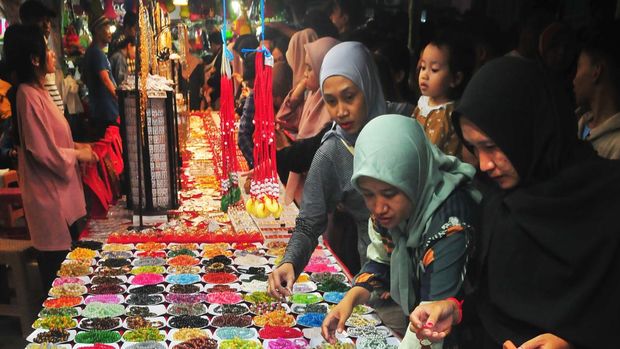 Warga memilih kerajinan gelang saat mengunjungi pasar malam dalam Tradisi Dandangan di Kudus, Jawa Tengah, Selasa (5/3/2024). Tradisi setahun sekali yang berlangsung hingga Minggu (10/3) tersebut diikuti 680 pedagang dengan menjual berbagai produk Usaha Mikro Kecil dan Menengah (UMKM) dari berbagai daerah untuk menyambut datangnya bulan Ramadhan 1445 Hijriah sekaligus upaya mendukung UMKM naik kelas.  ANTARA FOTO/Yusuf Nugroho/nym.