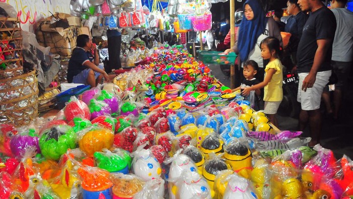 Warga memilih kerajinan gelang saat mengunjungi pasar malam dalam Tradisi Dandangan di Kudus, Jawa Tengah, Selasa (5/3/2024). Tradisi setahun sekali yang berlangsung hingga Minggu (10/3) tersebut diikuti 680 pedagang dengan menjual berbagai produk Usaha Mikro Kecil dan Menengah (UMKM) dari berbagai daerah untuk menyambut datangnya bulan Ramadhan 1445 Hijriah sekaligus upaya mendukung UMKM naik kelas.  ANTARA FOTO/Yusuf Nugroho/nym.
