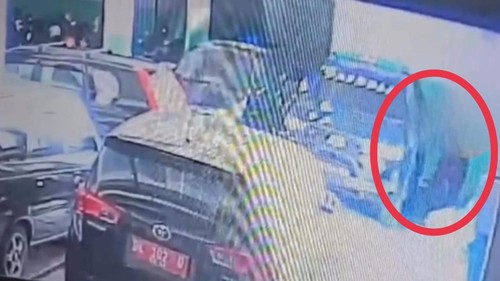 Viral ASN diduga rusak bodi mobil operasional Satpol PP Badung. (Tangkapan layar video viral)