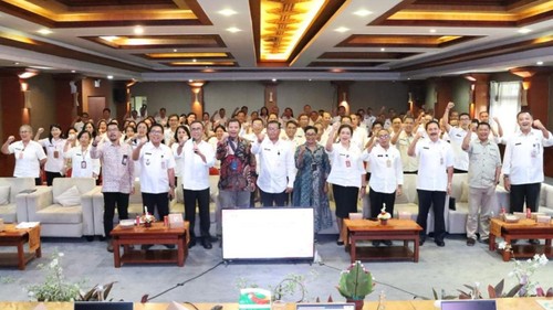 Wali Kota Denpasar I Gusti Ngurah Jaya Negara hingga Direktur Kordinasi dan Suvervisi Wilayah V KPK RI Budi Waluya foto bersama saat kegiatan observasi calon percontohan kabupaten kota antikorupsi, Rabu (6/3/2024). (Dok Pemkot Denpasar)