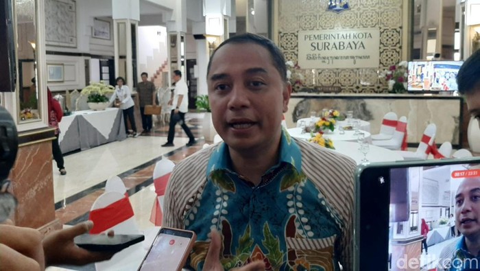 Wali Kota Surabaya Eri Cahyadi membawa piala adipura kencana