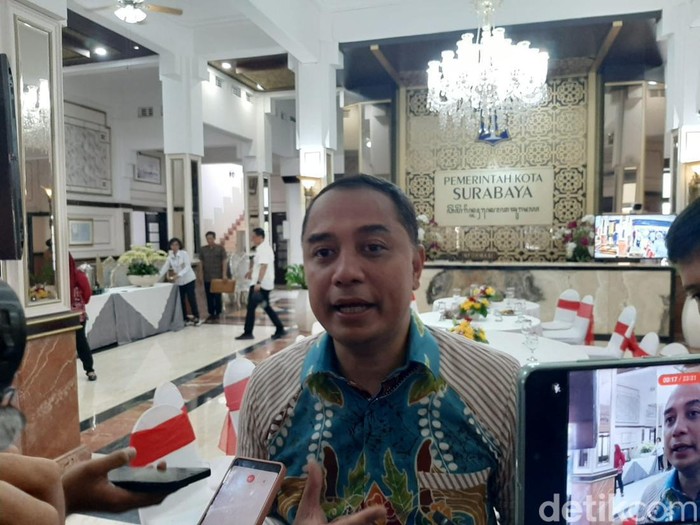 Wali Kota Surabaya Eri Cahyadi membawa piala adipura kencana