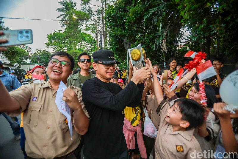 Walkot Bogor Bima Arya mengarak keliling kota Piala Adipura. (Dok Pemkot Bogor)